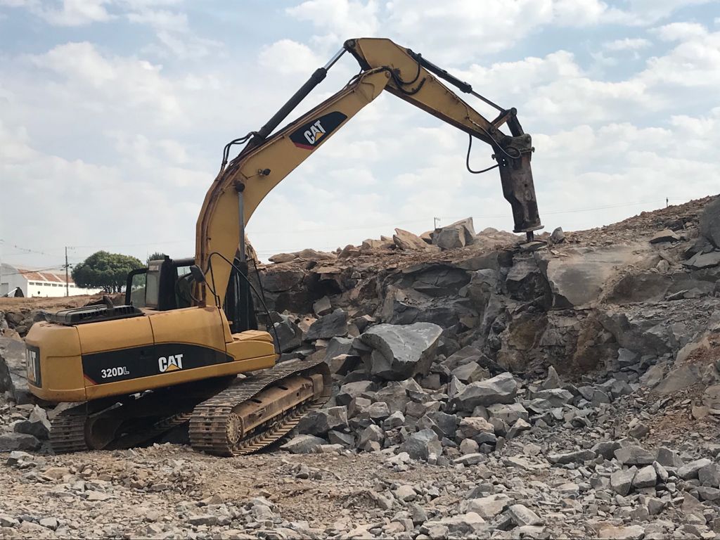 Máquinas Rompedor em maringá Terraplanagem